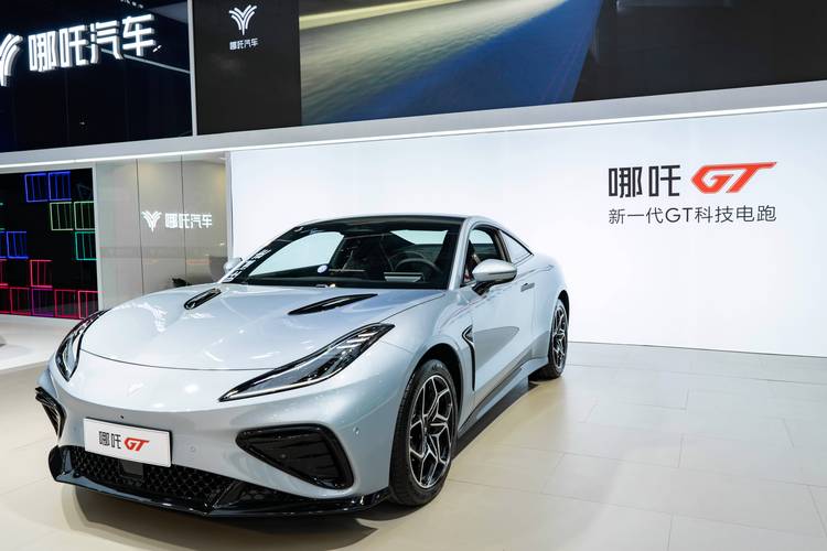 深圳18哪吒汽车在智能汽车领域的表现，领途汽车在新能源汽车市场中的影响力